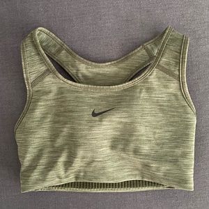 Nike sportswear bra sport green XS/ S new never worn no tags